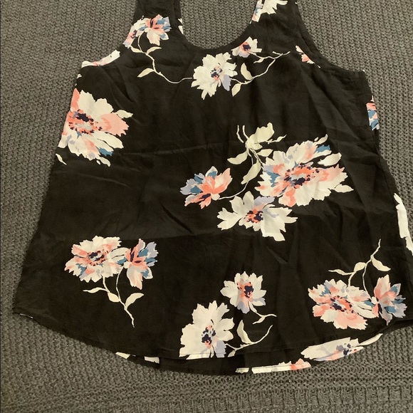 100% silk Joie Floral tank - Picture 2 of 4